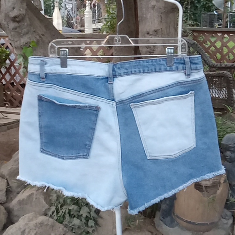 Woman's shorts 70s look. Size 19 Good stretch Brand Madden NYC
